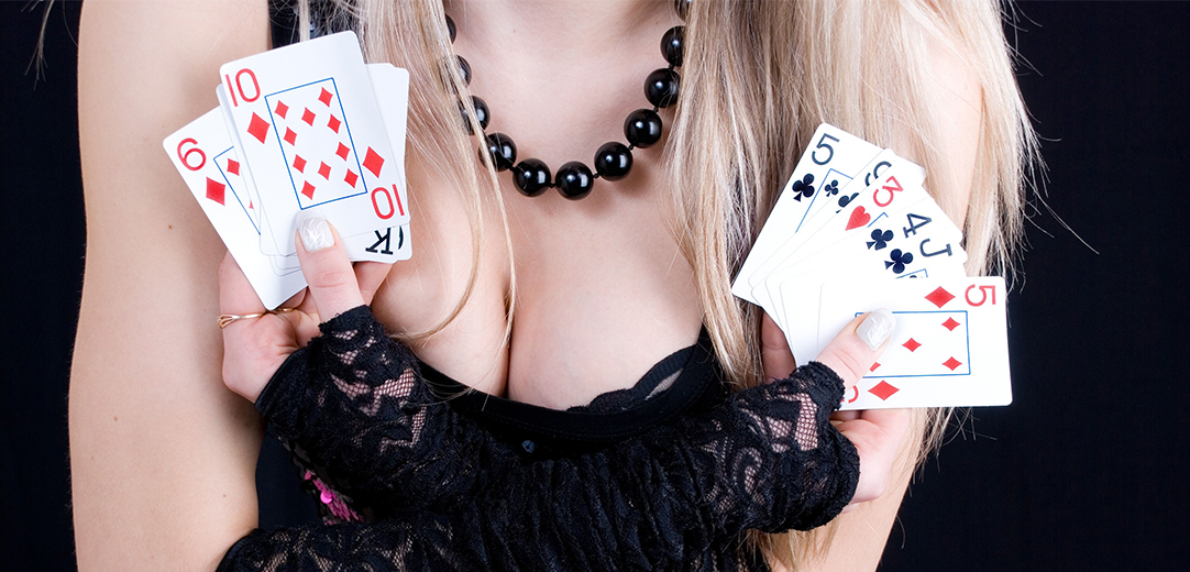 Vrouw die poker speelt