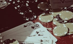 Poker hand en fiches Uitgelichte afbeelding